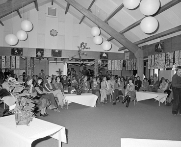 882228 Afbeelding van de genodigden bij de officiële opening van het scholencomplex aan de Eifel te Utrecht.